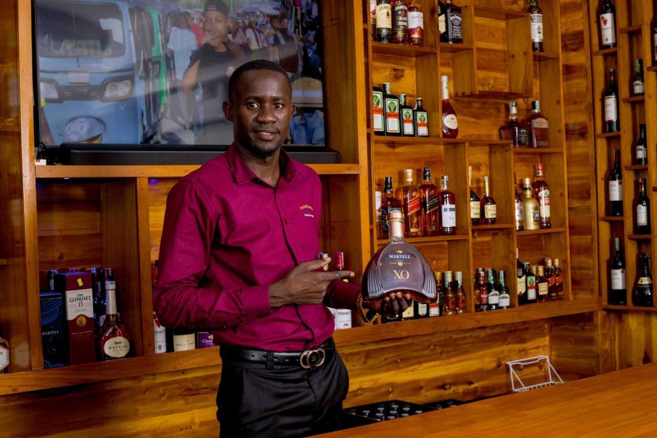 Hadjens Hotel Mwanza Buitenkant foto